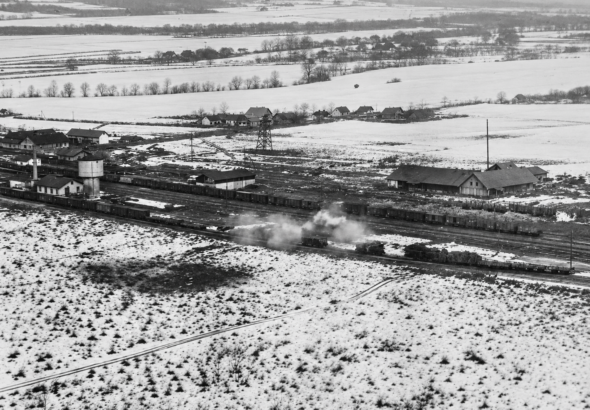 Popovača 1943. – digitalna rekonstrukcija željezničkog kolodvora Popovača s vlakovima i vagonima u zimskom krajoliku, prema zračnoj snimci iz 1945. godine.