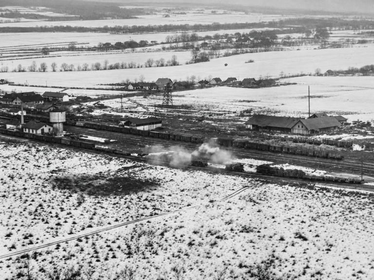 Popovača 1943. – digitalna rekonstrukcija željezničkog kolodvora Popovača s vlakovima i vagonima u zimskom krajoliku, prema zračnoj snimci iz 1945. godine.